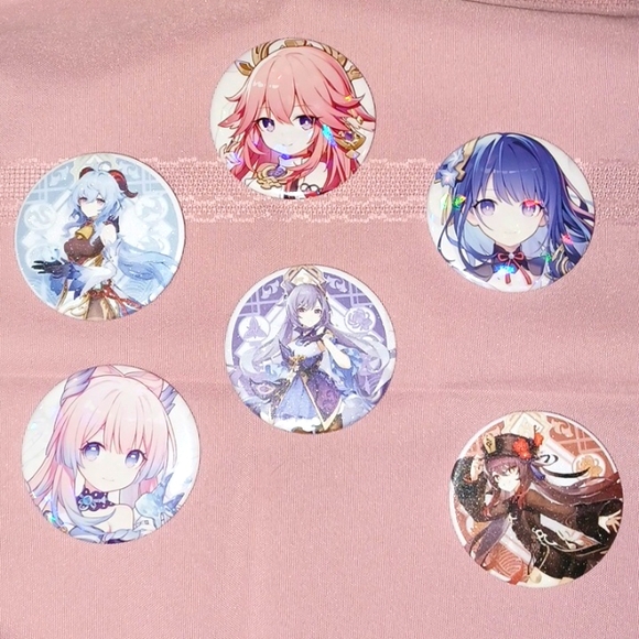 These 7 badges feature Anime characters - Picture 2 of 12